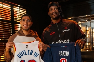 足篮跨界！勇士社媒晒照：巴特勒与大巴黎球星阿什拉夫交换球衣