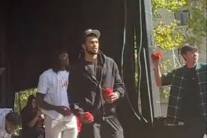 略生涩~杨瀚森参加利拉德球迷见面会 和开拓者球迷互动