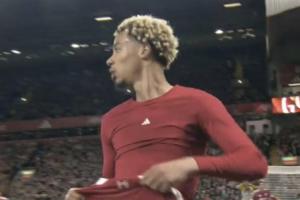 好像有点不对😦埃基蒂克脱衣庆祝2黄变1红，反应过来后表情错愕