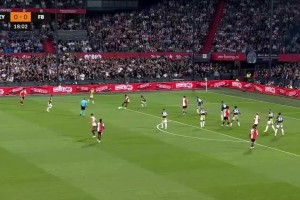 费内巴切0-1落后费耶诺德！廷伯精彩转身过人打门折射入网！