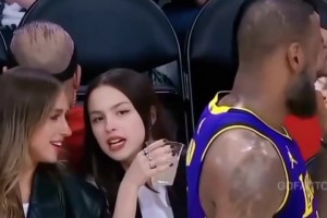 这俩妹纸聊什么呢？连老詹都忍不住转头瞄一眼🙊