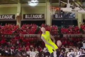 忍不住笑了！湖人“名宿”萨克雷，当年在日本扣篮大赛上“炸裂”一扣😂