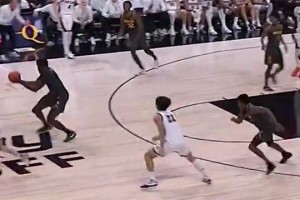 实在太羞辱了！NCAA赛场此前上演残暴骑人死亡隔扣😱