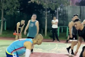 网红滨州库里篮下找机会 虽然没有传球但是左脚纹丝不动！！