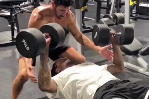杰伦-格林用90磅哑铃做哑铃卧推+疯狂大重量硬拉！训练师：整个夏天都在努力！