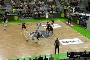 节奏变化！东契奇这三分手感也太好了吧 随手一扔就进框里了