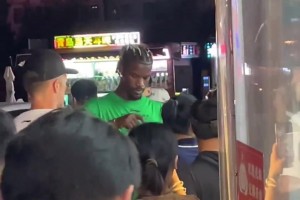 整两口~！巴特勒青岛街头打啤酒