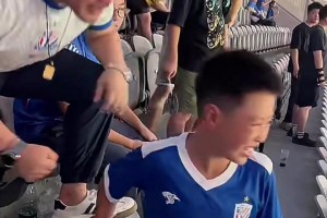 申花小球迷哭了！大人安慰：我们还领先他们，申花一定会拿冠军