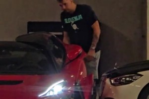 比赛结束后，卢卡无法进入他的新车，这让他很恼火🤣...