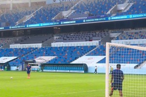 主教练正在热身！泰山队赛前射门训练，韩鹏指导也来了一脚