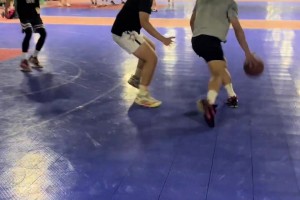 不是哥们 野球场有詹姆斯啊？战斧飞扣惊呆妹子