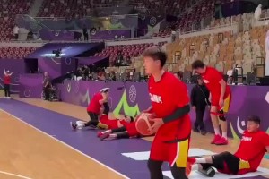 今晚享受比赛吧！亚洲杯决赛赛前，赵睿投篮热身！