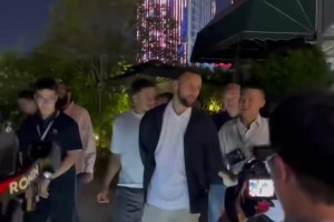 老干部？！库里这一身行头 有点领导来渝视察的味道