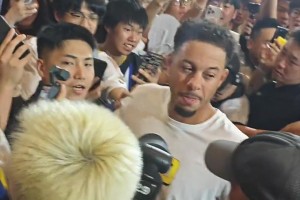 赛斯库里也是库里！小库里随哥哥中国行 被球迷团团围住动弹不得