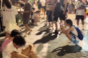 只为见偶像一面！库里球迷在酒店蹲守 从下午一直等到晚上12点