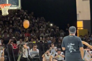 真宠粉！库里又给球迷秀了一记自抛双手挂筐背扣+中圈logo三分