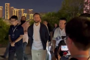 库里老干部背手走路 像极了金州市长来重庆考察🤣🤣🤣