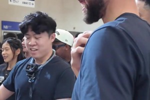 能让库里笑成这样 也很少见啊😂