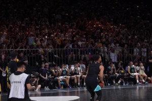 库里连续命中LOGG三分，在球迷面前再次展现日天射程！